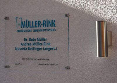 Schild-Dr-Mueller-Rink-Zahnarzt